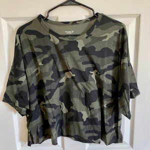 OLD NAVY ACTIVE CROPPED CAMO TEE